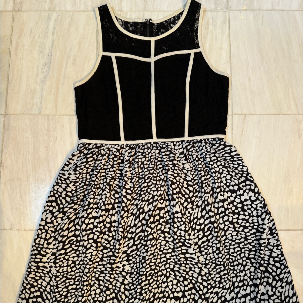 Kenzie dress black & white design with lace top